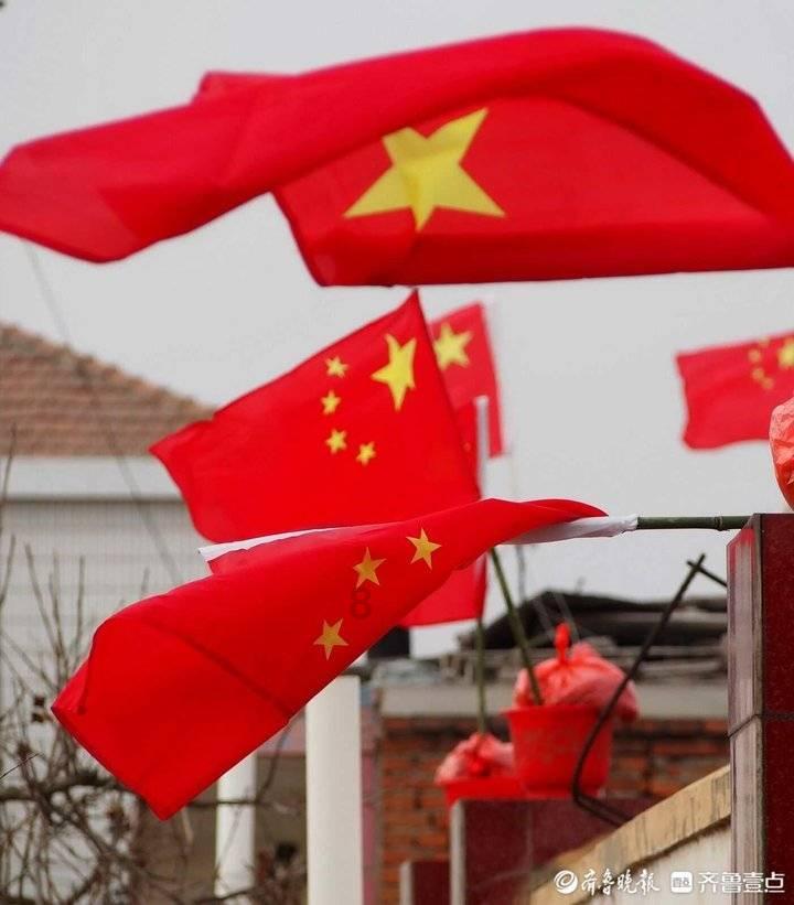 逃离昏暗下的小村